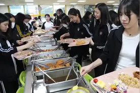 韩国高中生的免费午餐，干净美味又营养均衡！#食堂 #美食