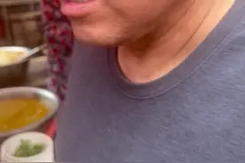 越发刚认亲仪式 跨越万里终圆满，这是一桌丰盛的家宴，父老乡亲用家乡的味道唤起他儿时的记忆，土山羊、豆腐、土鸡、黄鳝 都是本地特色（杉、栋、越）视频封面