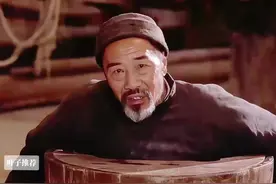 1990我由张艺谋导演，巩俐，李保田主演#该片很好的讲诉了人的欲望，旧社会的封建，女子地位的低下，活在水深火热中不得不违背人伦道德，值得深思的一点，菊豆与侄儿的私情一定是错误的吗#张艺谋 #电影推荐 #巩俐主演 #李保田 #经典影视视频封面