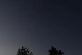 太震撼了，这是从地球看去的星链卫星，它在夜空中#天文视频视频封面