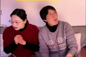 我就是爱恶搞，乐此不疲。 因为在家实在太无聊了！ 大家吃的时候一定要小口吃， 不要学我们喔。 #意想不到的结局 #不按套路出牌 #亲妈的反应过于真实