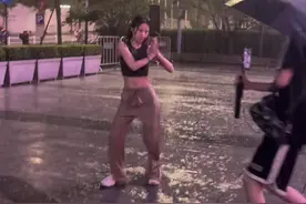 雨中尬舞#阿梓不可爱 #阿梓不可爱尬舞 #户外舞蹈 #雨中看雨 #大希梓女团 @阿梓不可爱视频封面