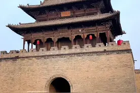 你知道山西的晋商大院那个规模最大吗，好多人来山西只知道乔家大院和王家大院，殊不知在山西晋中榆次的常家庄园才是晋商中大院的佼佼者，除北京故宫以外它也是目前中国最大的私家庄园，始建于乾嘉年间，它的主人是儒商世家榆次常氏家族，它比乔家大院大十六倍，在鼎盛时间银行存款达到大清一年的三分之一，拥有五千多间房屋。楼房50余座、小园林13处，占地面积达到六十万平方面，整个布局严谨，整齐有序，功能性很强。由堡门、堡墙、街道、宅院建筑群、园林、商铺以及街心牌楼、堡池、池桥等组成。在清代晋商大院中首屈一指。民间以此与祁县乔家大院对比，有“乔家一个院，常家两条街”之说，在灿若群星的晋商大院中，唯有它可一枝独秀、压倒群芳。#山西古建筑 #古建筑之美 #常家庄园视频封面