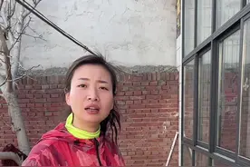 儿子是自愿给的钱自愿跟他奶奶一块睡的，我们夫妻俩可没有强制他