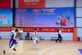 打球老是盯着人家脚是种什么样的习惯？😂防人之心不可无啊！#篮球视频封面