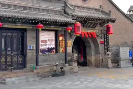 山西晋商八大家之一“曹家大院”。已经有四百年的历史，曹家明末创业，顺治年间发迹，乾陵、道光年间最为鼎盛，经商300年长盛不率。至民国27年统计，曹家经商300年，商号发展到640多座，钱财达1200万两，雇员达3.7万人之多，商号遍及国内外，可谓盛极一时。#古建筑之美 #山西古建筑 #晋商视频封面