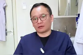 有脚气，泡脚到底是高锰酸钾好用还是足光散好用？#医学科普小知识 #脚气 #朝阳医院急诊科魏兵 #联苯苄唑溶液 #烂脚丫视频封面