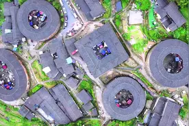 福建土楼用最简单的建筑材料围合出了一方可以凝聚感情的平安之所视频封面