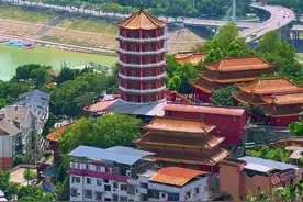 #重庆 #重庆万州 #万州 #重庆第二大城市万州 #万州区 万州区以前管三区八县。三区八县指四川省原地级市万县市所辖的区县级行政单位“三区八县”是指四川省原地级市万县市所辖的区县级行政单位，当地称为“老万州地区”，位于渝东北，幅员面积29485平方公里。因万州并入重庆直辖之前，老万州地区在1970-1996年由三个区级行政单位和八个县级行政单位组成，故称“三区八县”。视频封面