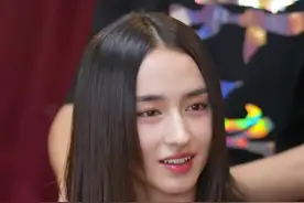 拍摄#电影异人之下 之前 导演#乌尔善 让冯宝宝扮演者#李宛妲 “止语”一个月，开始还很兴奋的李宛妲，没想到自己第二天就开始孤独了#暑期档点燃电影的夏天视频封面