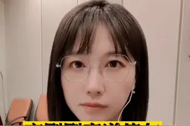 前一秒紧急避险惊魂未定，后一秒果断停车成功救人，高速这幕齐刷刷神同步太帅了！#新闻姐 @抖音短视频视频封面