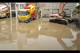 儿童玩具挖掘机挖土视频，小型模拟工地的工程车施工队视频封面