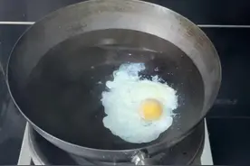 不小心烫到手了[尴尬]手抖了一下，但步骤是正确的，这样煮荷包蛋不会散#荷包蛋#生活小技巧