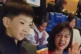 博纳总裁夫人#金巧巧 罕见带儿子现身影院，小朋友很是乖巧，面对镜头还做起了鬼脸，太可爱了。#现场直击 #超级萌娃视频封面