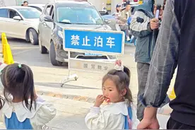放假带四胞胎出门，刚出停车场，就营业上了……真喜人呢……#四胞胎 #炸街女孩 #人类幼崽成长记视频封面