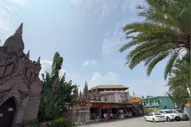 在中国和缅甸边界云南省瑞丽市，我国有名的中缅边境71号界碑旁