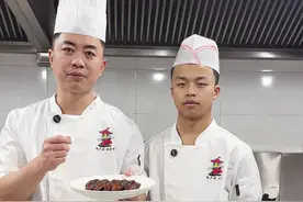 可乐鸡翅，简单的食材搭配，却演绎出不简单的美味传奇，是餐桌上的常客，也是心灵的慰藉佳肴，让每一个品尝它的瞬间，都成为生活里值得回味的美好时刻。#美食教程 #抖音美食推荐官 #一起学做菜 #好吃到停不下来 #记录真实生活