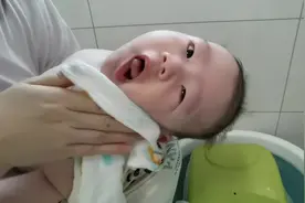只爱洗澡不爱洗脸洗头的小宝宝，躺进浴盆惬意的像个大爷