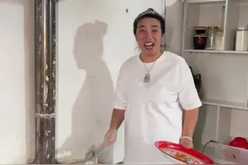 大蒜水饺你们没吃过吧，今天用大蒜给小胖做个大蒜水饺吃，又鲜又香还有浓浓的蒜香味，太好吃了。喜欢的话你们也在家试一下。#农村生活 #美食视频封面