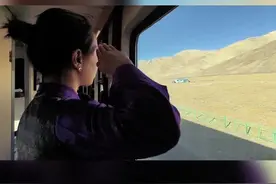 藏族姑娘乘坐青藏铁路列车，途中突然起身向窗外敬礼，原因令人动容！#我的铁路风景 #铁路美景对对碰视频封面