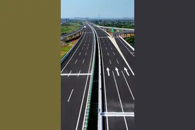 9月13日，成南高速入城复线，天邛高速等5条高速公路路段通车，四川成为全国第三个高速公路通车里程破万的省份。这一里程碑事件标志着，四川交通建设又迈向了新的高度#网红公路 #成南高速入城复线#高速公路 #为建设者鼓掌