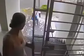 奇葩的防盗门设计，可怜了女主人         #美国   #社会百态视频封面