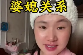 产后和婆婆相处．这段话拯救了我。 我出院回到家就开始和婆婆朝夕相处，刚开始会有一些习惯和思想上的不同很焦虑和暴躁，一度差点爆发。后来被妈妈发的一段话及时拯救，她很难像亲生母亲一样疼你，你也很难像亲生女儿一样待她，这也公平；但她是这个世界上为数不多会真心实意爱护你孩子的人；做饭洗碗，照顾宝宝，这些对于一位老人来说并不轻松；而你不用支付费用，她有时还要自腰包；想想你省了多少心．节约了多少钱；所以她唠叨的时候，就善意理解吧；出现小分歧的时候，就一笑而过吧；毕竟。她对你孩子是真心的好。确实，对孩子的爱使我们殊途同归。如果分歧实在大，我们还有老公可以从中调解正面冲突还是能避免就避免吧，别寒了老人家的心～换一种心态，自己的心情和家庭氛围真的会不一样#小张 #零基础学舞蹈 #舞蹈 #爱舞蹈爱生活 #日常唠嗑 @小张老师 本人帐号 @DOU+小助手 @DOU+上热门 @DOU来跳舞视频封面