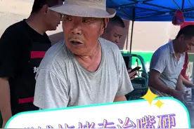 淄博烧烤专治嘴硬！日日鲜服了～赵大爷服了～马勇家烧烤师也怂了#赵大爷百忙之中还要教徒弟烤串 #淄博烧烤 #淄博烧烤炸裂整个烧烤界视频封面