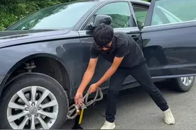 手动挡电瓶亏电无法启动怎么办，老司机竟然这样操作，本以为万事俱备，没想到最后车门还是被锁住了#专业动作请勿模仿