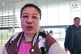 和老爸坐车去五常，时间太早火车站没开门，下车瞬间感觉凉飕飕视频封面