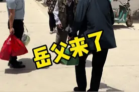 俺岳父老耿来了，我必须整个拿手菜爆炒牛蛙，就是我没整明白老耿的衣裳到底谁买嘞#农村生活 #我的乡村生活 #三河哥