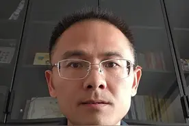 我国的正当防卫制度应当重构，确立 两个基本原则，第一、先动手有错，后 还手无责，第二、允许使用武器还击。视频封面