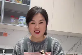今天做了过年的小零食#紫米核桃糕，这样做出来不粘，很好成型，核桃香香脆脆，紫米红枣软软的，很好吃#美食教程 #过年美食 #年味视频封面