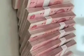 沈丘品盛装饰就是给力！结工钱都是已这种方式！各个工种的师傅干活也有精神了！腰也不疼了腿也不酸了！沈丘的个别个装修公司可以向他们学习！这样的公司缺活了天理难容？！#沈丘品盛装饰#结工钱现场！#这样的公司真给力！#值得信赖 @沈丘品盛全屋整装视频封面