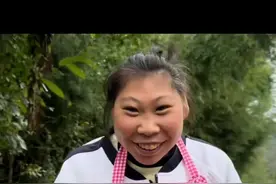 爸爸出去割猪草，燕琴去找爸爸的路上遇到了很多掉在地上的核桃，她弯着腰这里捡一个，那里捡一个，仿佛把秋天的喜悦全部都装到了自己的口袋里……#农村生活 #记录真实生活 #情感