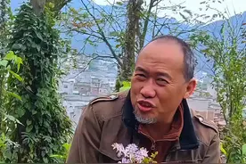 七八十年代走亲戚，送白糖，曲酒，面条！那时候的面条很稀奇，不是你想吃就能吃的，有亲戚来才煮一碗面条来当莱吃！#面条的神仙吃法 #万万没想到吧😜😜😜 #走亲戚 #7080后经典回忆 #7080后的回忆视频封面