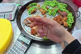 90后小伙在县城摆摊卖卤菜的第517天 ，大家太热情了，感谢捧场#胡师傅大锅卤菜 #沉浸式摆摊 #内容启发搜索