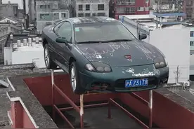 浙江一位70后小伙，脑洞大开，竟然把自己的爱车放在楼顶上，据说已经20多年了，还能启动，不得不说，这也太牛了吧#无人机航拍 #浙江牛人 #内容启发搜索 #发现中国之旅 #定格生命力挑战视频封面