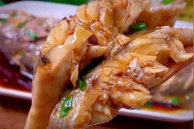 今天做了家人都爱吃的清蒸鲈鱼，口感滑嫩，做法简单又好吃