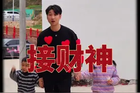 初五接财神，为什么初四就开始接财神了，一个视频讲清楚！#春节习俗 #在抖音过好年 #初五迎财神 #初五财神到视频封面