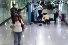 地铁乘客突发疾病晕倒，危急时刻AED挽回生命。#AED #广州地铁视频封面