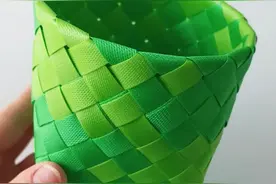 用打包带编小背篓，有没有编过的，喜欢的也可以动手试一试哦！#手工编织 #打包带编织 #收纳筐编织 #编织教程视频封面
