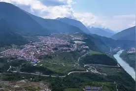 中国最后通公路的县城墨脱县，一百多公里的路，修了54年才通车。视频封面