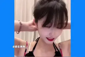 #就在刚刚 因穿着暴露吸引眼球的杭州超市老板娘开始直播了。网友热评：网友热评：宇宙的尽头终究是直播带货视频封面