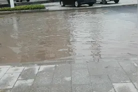 这是鄂州花湖开发区鄂城大道。城市便捷酒店门口那个十字路口的视频封面