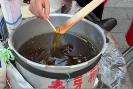 遇见麦芽糖刺客了…一根25块😭 #街头美食 #路边摊 #人间烟火 #麦芽糖