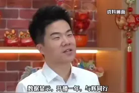 “与辉同行”开播一周年，直播带货总额近百亿，登顶抖音2024年带货达人榜首，产品均价61.64元，远低于其他头部直播间#董宇辉视频封面