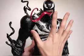 买之前也没告诉我真有共生体啊🤯 【首发开箱】HotToys 漫威蜘蛛侠2毒液 #hottoys #大人也要玩玩具 #手办 #开箱 #蜘蛛侠视频封面
