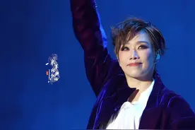 哪里有什么天荒地老，别再为爱苦苦乞讨……#伤感音乐 #好听的音乐总是触动人的心灵视频封面