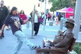 #看一遍笑一遍 #搞笑视频 #吓一跳的真实反应 #街头恶搞 #整蛊路人视频封面